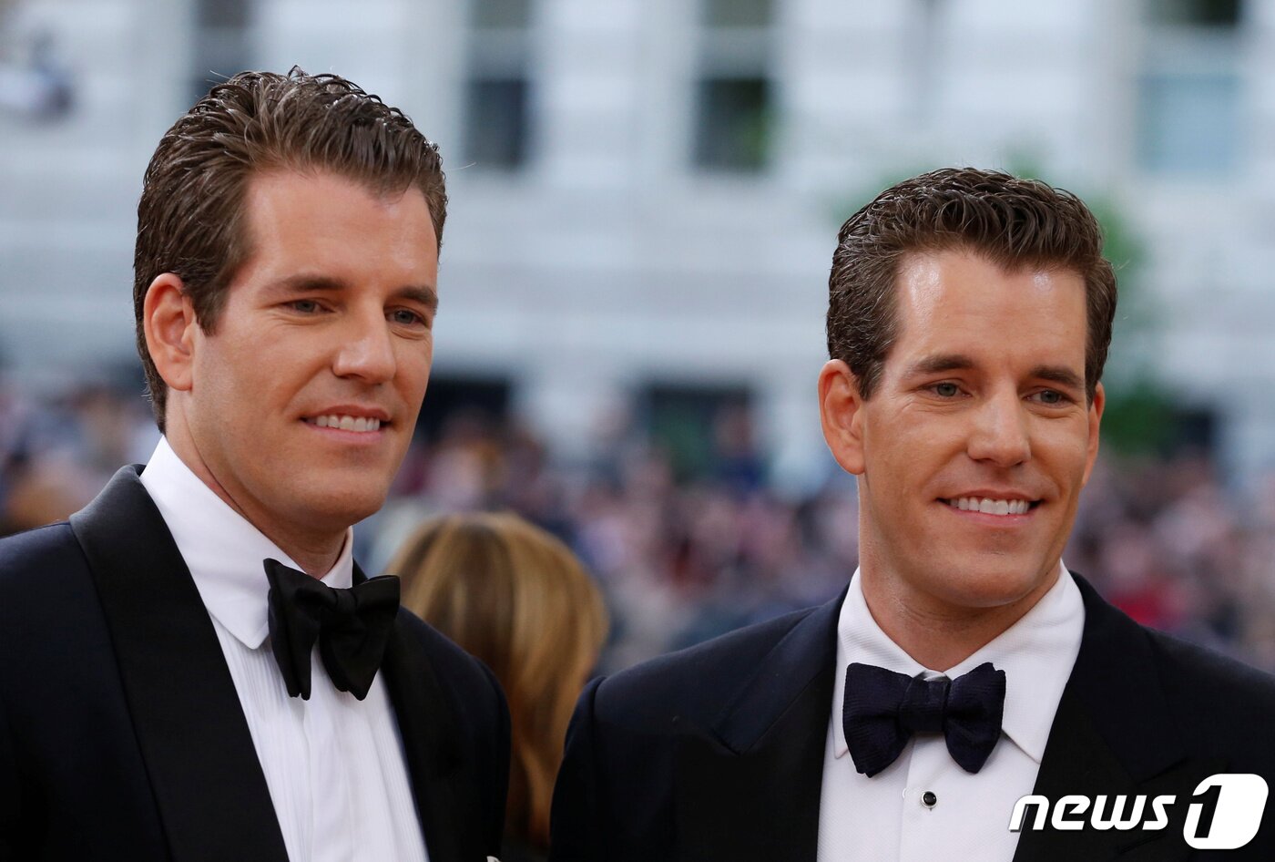 본문 이미지 - 비트코인 치어리더라고 불리는 쌍둥이 윙클보스 형제. ⓒ 로이터=뉴스1 ⓒ News1 박형기 기자