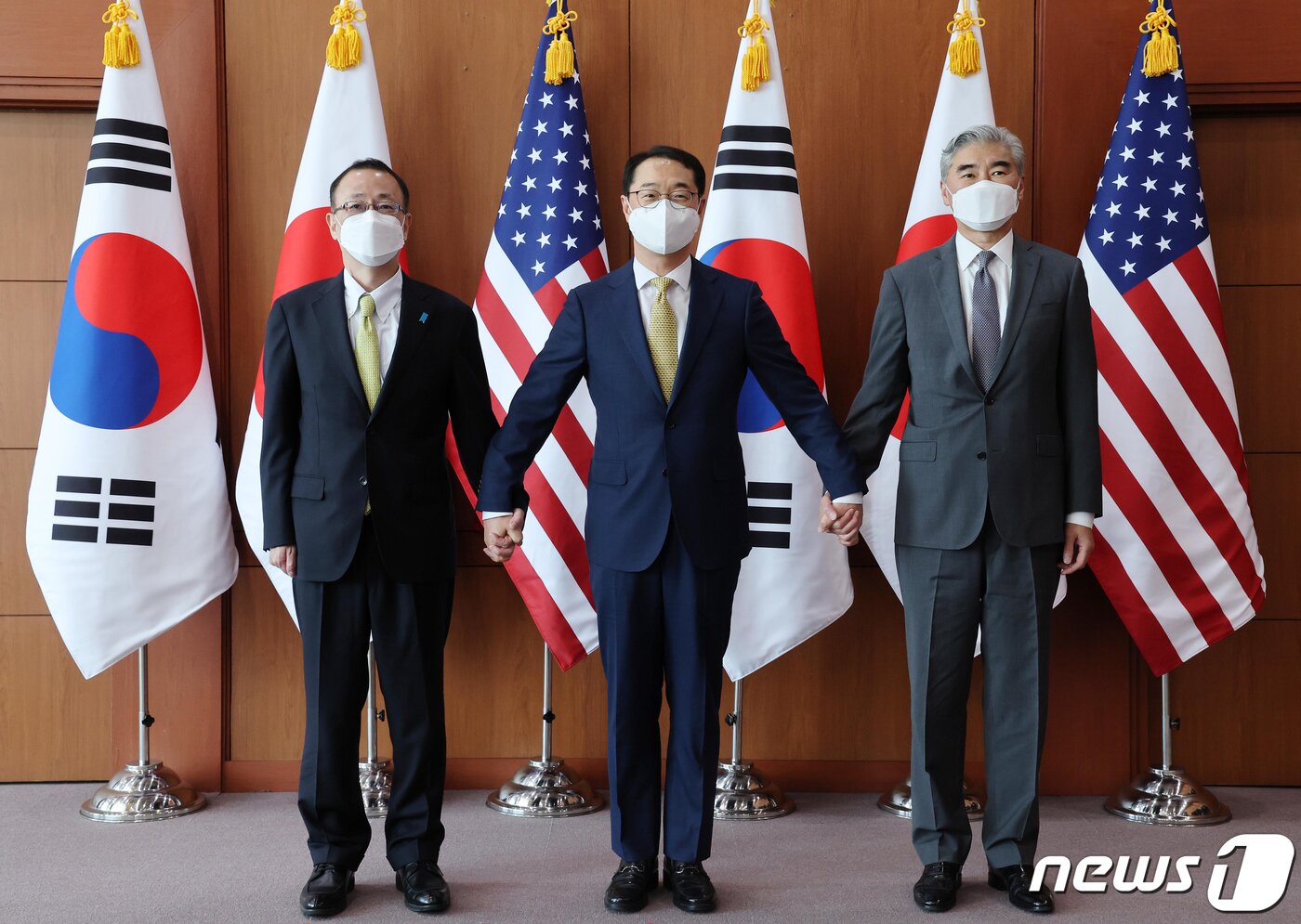 본문 이미지 - 왼쪽부터 후나코시 다케히로 일본 외무성 아시아·대양주국장, 김건 외교부 한반도평화교섭본부장, 성 김 미국 국무부 대북특별대표. (공동취재) 2022.6.3/뉴스1 ⓒ News1 김명섭 기자