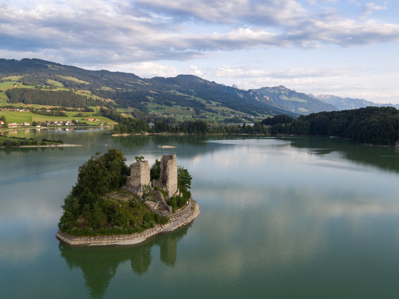 본문 이미지 - 고성 유적지가 자리한 오고츠섬(스위스관광청 제공)ⓒ 뉴스1