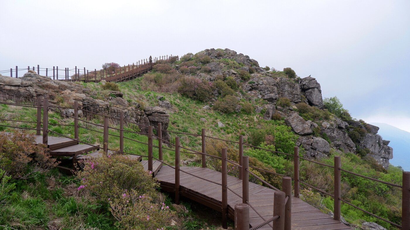 본문 이미지 - 노고단은 경사가 높지 않은 나무 데크길이 잘 깔려져 있어 운동화로도 거뜬하게 오를 수 있다ⓒ 뉴스1