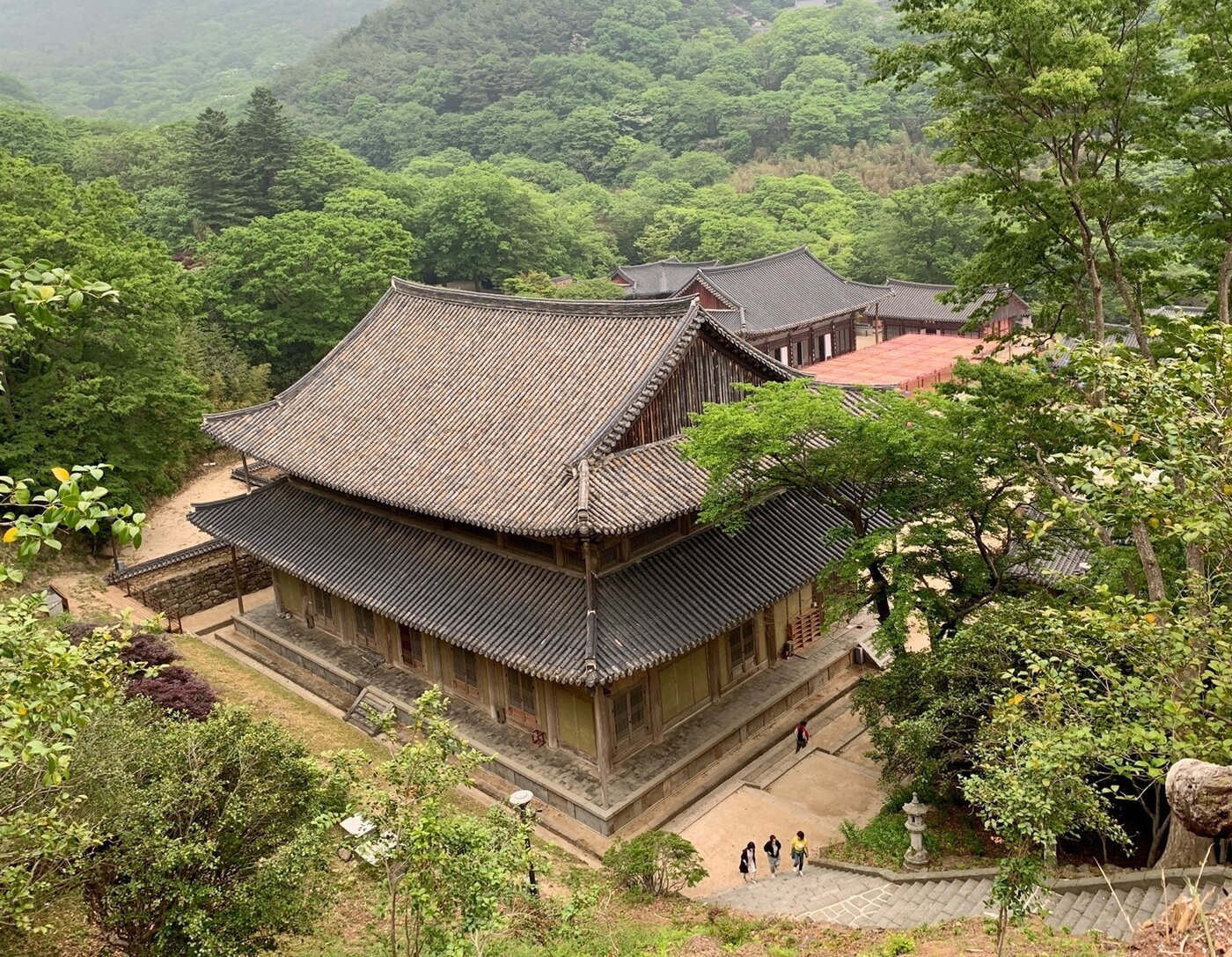본문 이미지 - 사사자 삼층석탑 앞에서 바라본 각황전 뒷면ⓒ 뉴스1