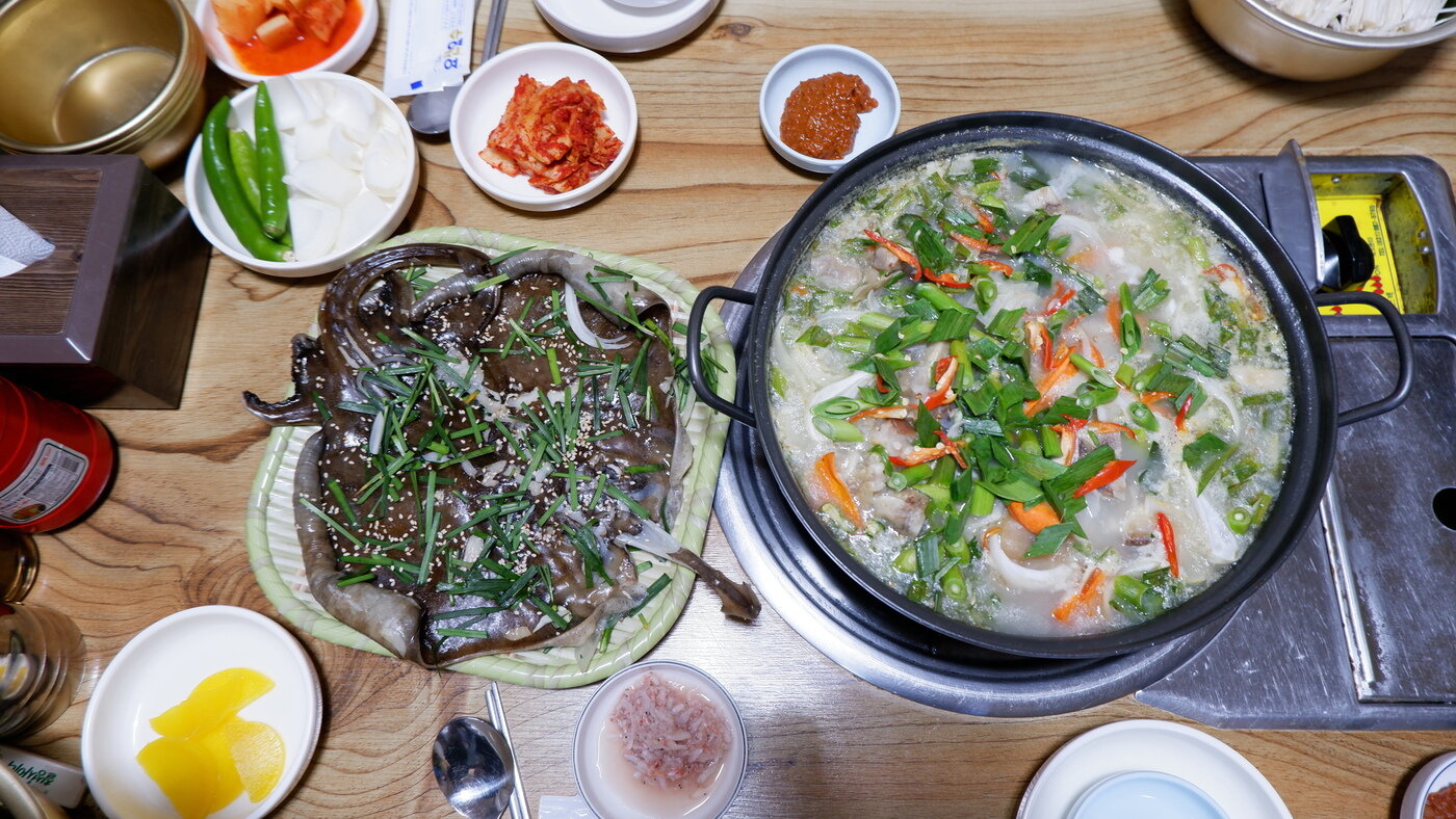 본문 이미지 - 쌍둥이 식당 돼지 족발탕과 가오리찜ⓒ 뉴스1