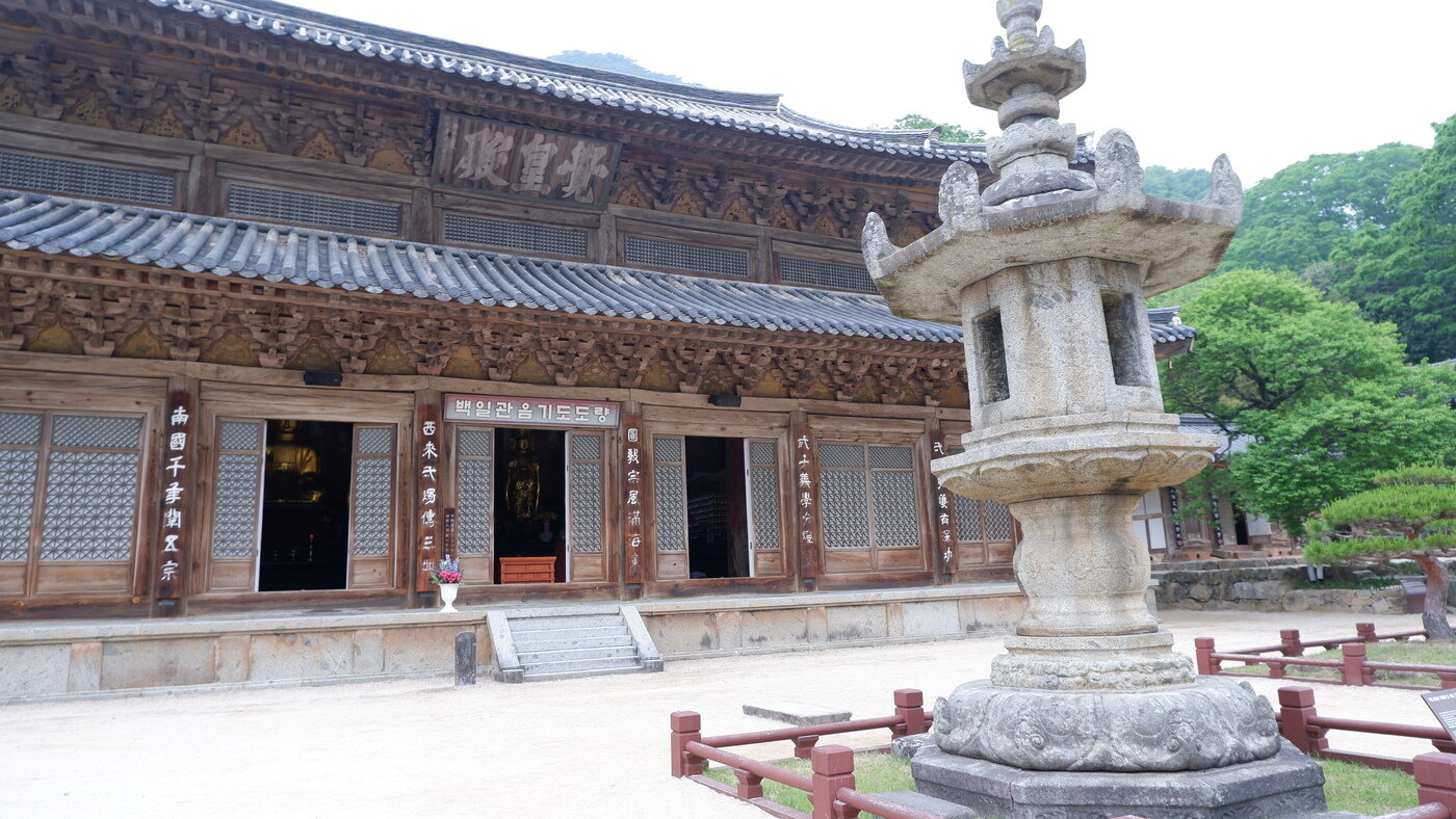 본문 이미지 - 국보 각황전 앞 석등ⓒ 뉴스1 