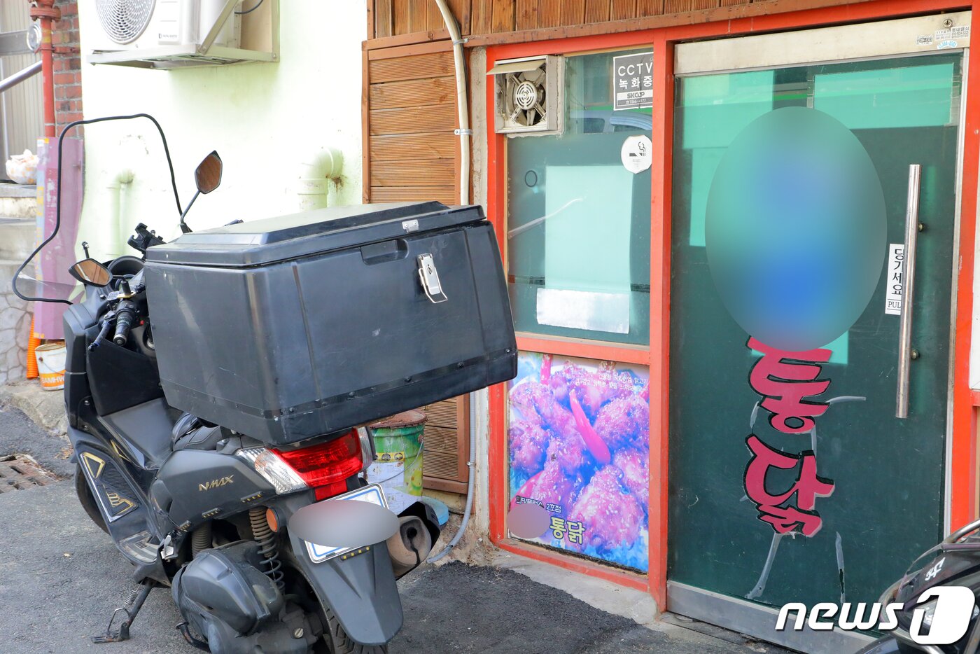 본문 이미지 - 김태수씨와 아내가 운영하던 통닭집의 모습. 식당은 아내가 6년 전 세상을 떠난 후 영업을 멈췄다. 2022.6.4/뉴스1 ⓒ 뉴스1