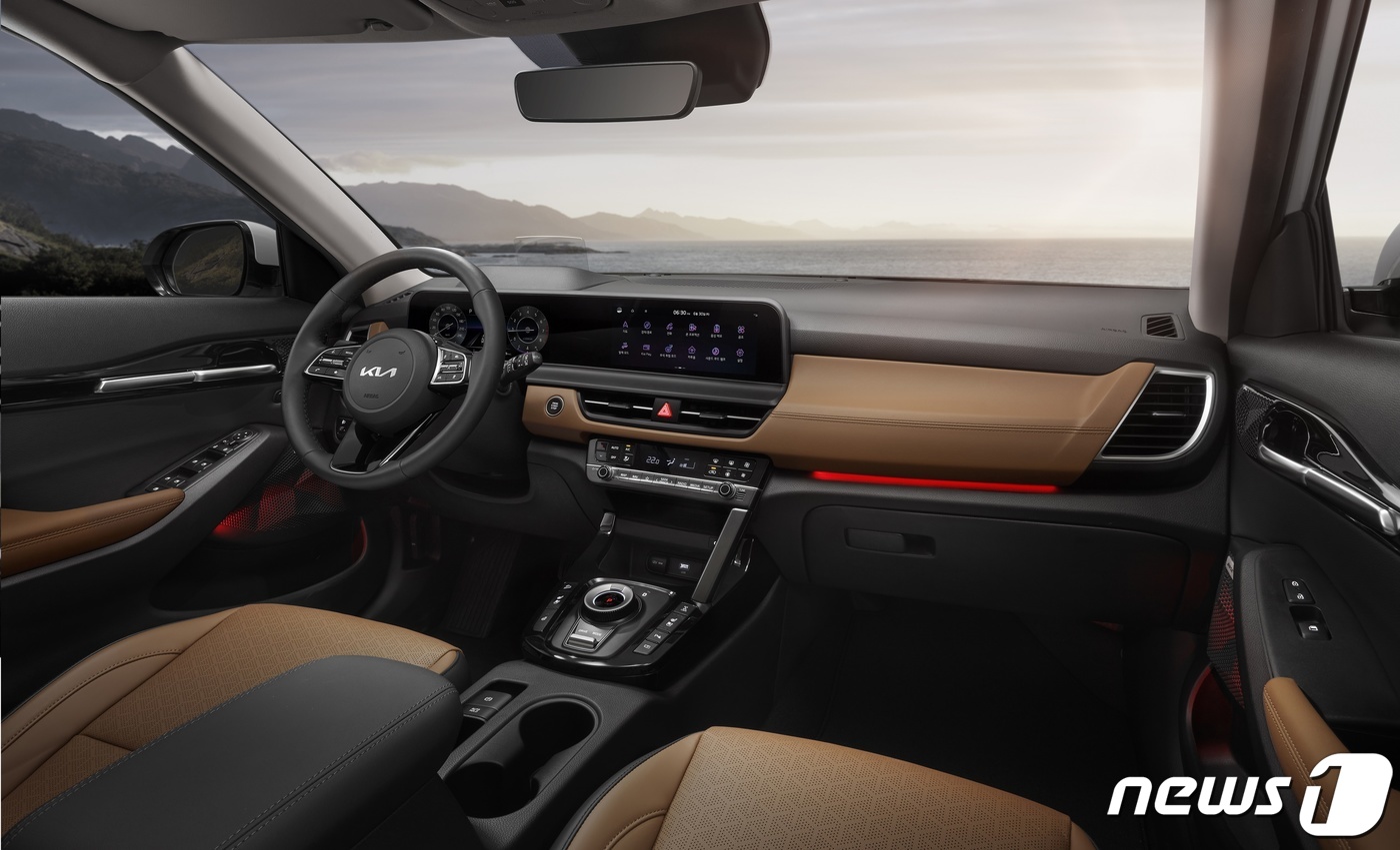 (서울=뉴스1) = 기아가 도심형 SUV '더 뉴 셀토스'의 내·외장 이미지를 30일 공개했다.더 뉴 셀토스는 ‘미래를 향한 혁신적 시도’에서 영감을 받은 대담하고 미래지향적인 외 …