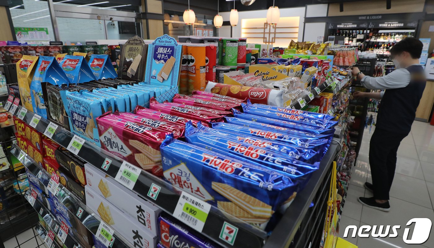 본문 이미지 - 서울시내 한 편의점에서 직원이 업무를 보고 있다.  2022.6.30/뉴스1 ⓒ News1 이동해 기자