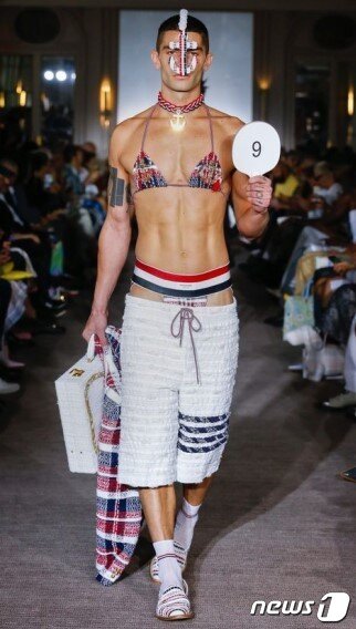 본문 이미지 - 'Thom Browne' spring 2023 mes's wear (톰 브라운 공식 SNS 계정 갈무리) ⓒ 뉴스1