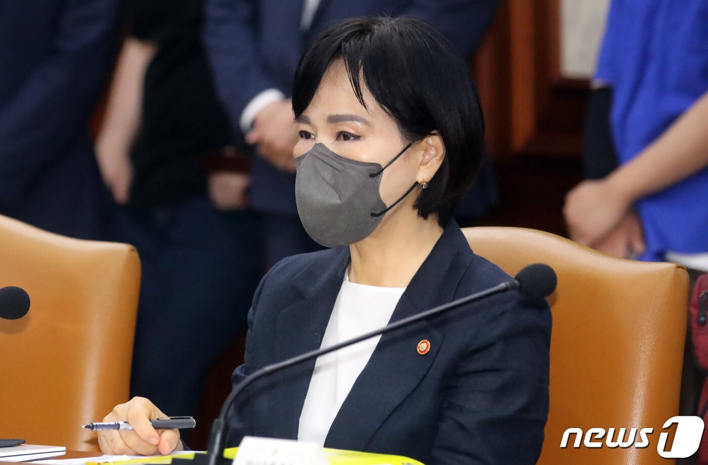 본문 이미지 - 전현희 국민권익위원장이 지난 6월30일 서울 종로구 세종대로 정부서울청사에서 열린 국정현안점검조정회의에서 한덕수 국무총리의 모두발언을 듣고 있다. 2022.6.30/뉴스1 ⓒ News1 김명섭 기자