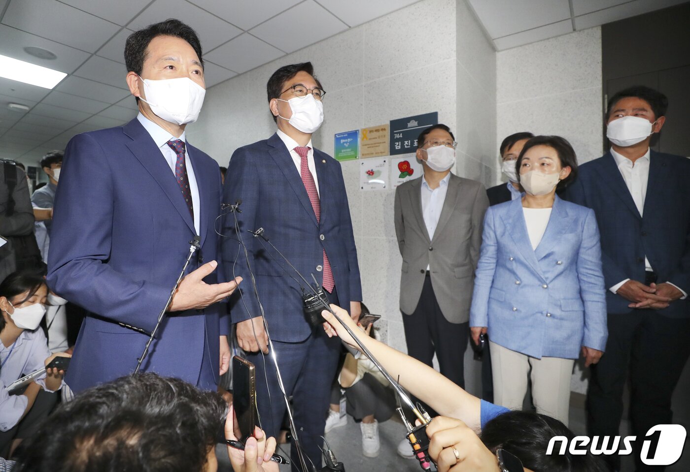 본문 이미지 - 국민의힘 성일종 정책위의장과 송언석 원내수석부대표 및 원내부대표단이 30일 오전 더불어민주당이 국회 원구성 강행 수순에 들어간 것과 관련, 서울 여의도 국회 의원회관 김진표 국회의장 후보자 사무실을 항의 방문해 기자들의 질문에 답하고 있다. (공동취재) 2022.6.30/뉴스1 ⓒ News1 이재명 기자