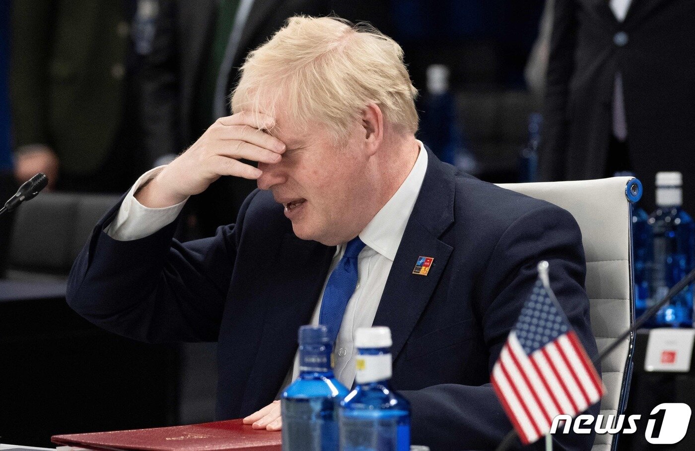 본문 이미지 - 보리스 존슨 영국 총리가 지난달 29일(현지시간) 스페인 마드리드에서 열린 북대서양조약기구(NATO·나토) 정상회의 중 하원의 파티게이트 조사 계획 발표에 괴로운 표정을 하고 있다. ⓒ AFP=뉴스1 ⓒ News1 우동명 기자