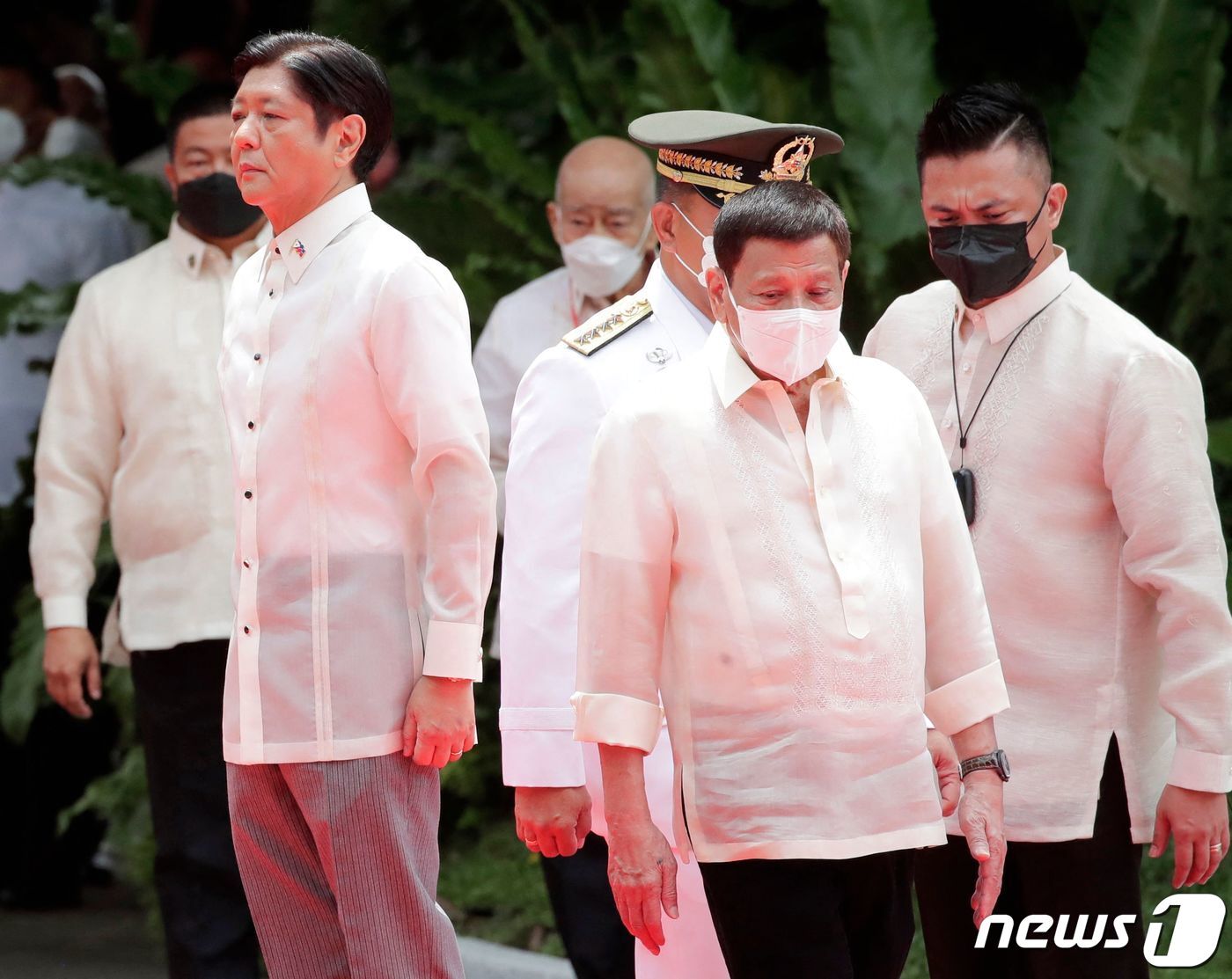 본문 이미지 - 페르난디드 마르코스 주니어 필리핀 대통령 당선인(좌측)과 퇴임하는 로드리고 두테르테 대통령이 30일(현지시간) 마닐라에 있는 대통령 궁인 말라카낭 궁에서 열린 취임 행사에 참석했다. ⓒ AFP=뉴스1