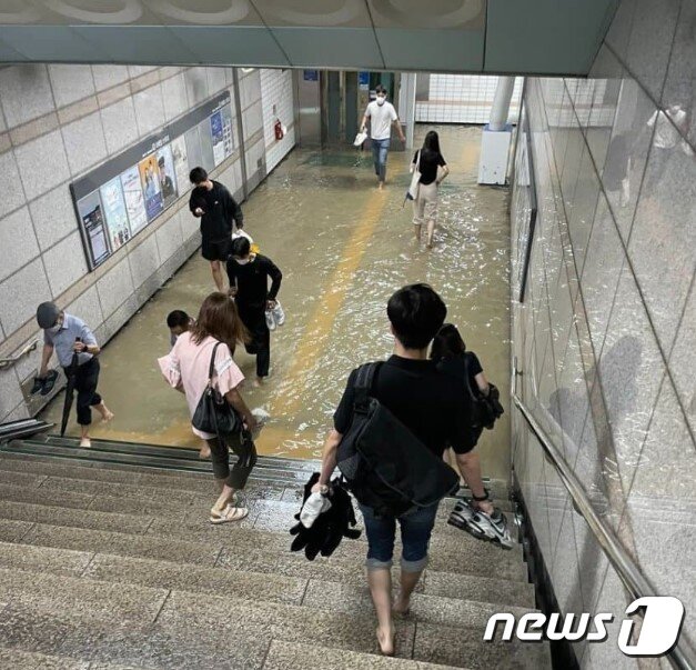 본문 이미지 - 오늘 오전 11시 30분경 한 온라인 커뮤니티에 올라온 세류역의 또 다른 사진. (온라인 커뮤니티 갈무리) ⓒ 뉴스1