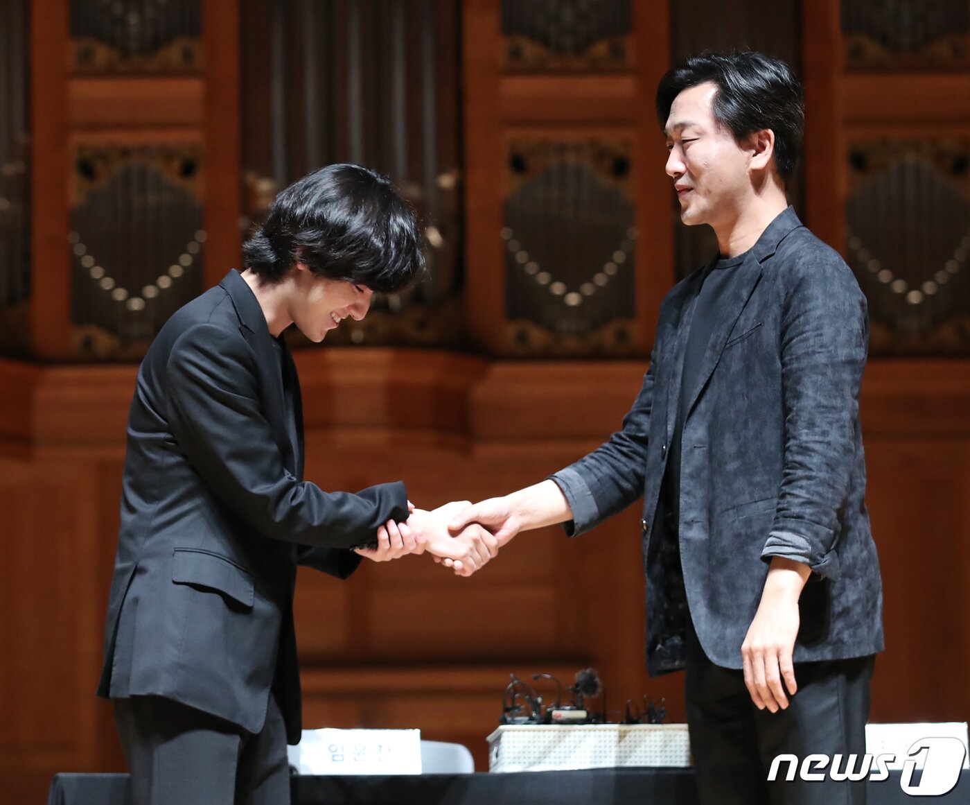 본문 이미지 - 피아니스트 임윤찬과 손민수 한국예술종합대학 교수가 30일 오후 서울 서초구 한국예술종합대학에서 열린 제16회 반 클라이번 콩쿠르 우승기념 기자간담회에서 악수를 하고 있다. 2022.6.30/뉴스1 ⓒ News1 송원영 기자