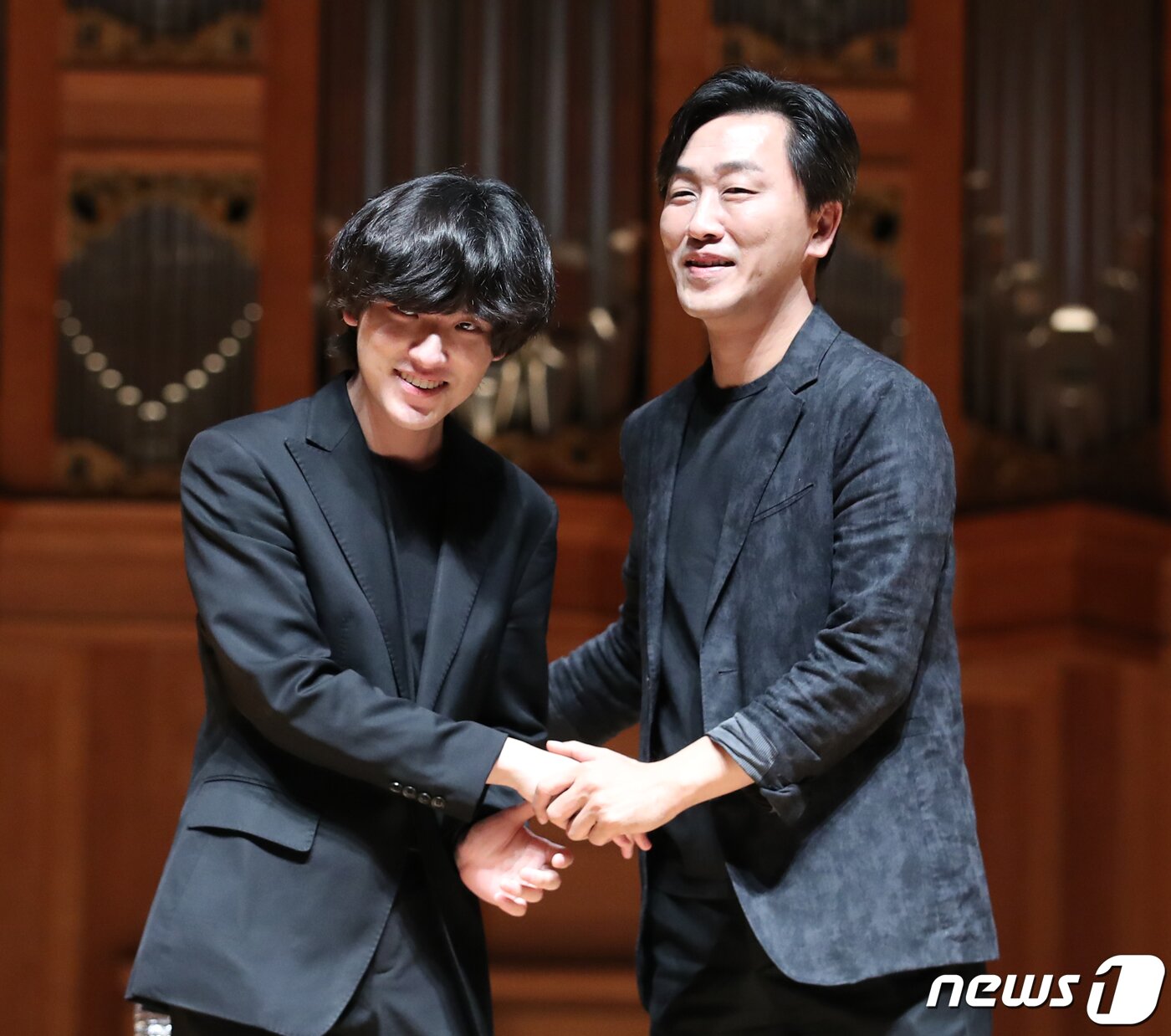 본문 이미지 - 피아니스트 임윤찬과 손민수 한국예술종합대학 교수가 30일 오후 서울 서초구 한국예술종합대학에서 열린 제16회 반 클라이번 콩쿠르 우승기념 기자간담회에서 악수를 하고 있다. 2022.6.30/뉴스1 ⓒ News1 송원영 기자