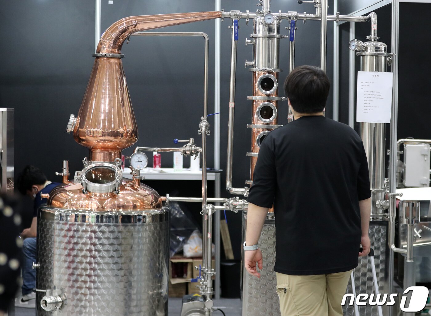 본문 이미지 - 2022년 열린 '서울국제주류&와인박람회'에서 참관객이 증류기를 살펴보고 있다. /뉴스1 ⓒ News1 