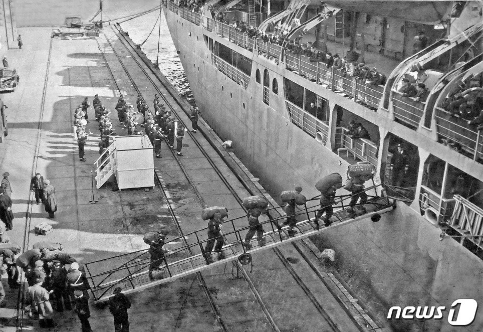 본문 이미지 - 한국으로 가기 위해 승선하는 네덜란드군.(유엔평화기념관 제공) ⓒ 뉴스1