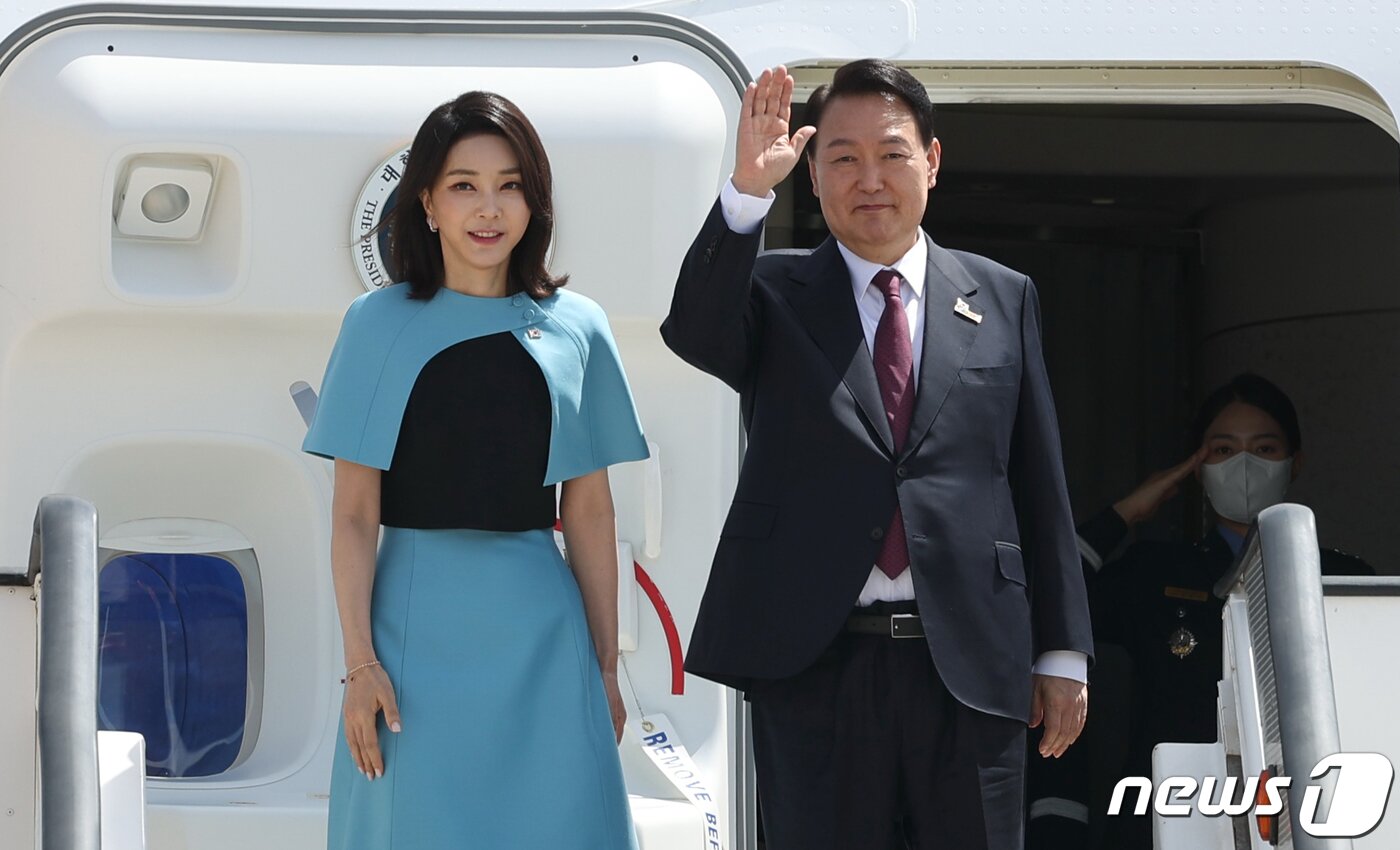 본문 이미지 - 윤석열 대통령과 김건희 여사가 30일 오후(현지시간) 3박5일 동안 나토(NATO 북대서양조약기구) 정상회의 첫 순방을 마치고 스페인 마드리드 바라하스 국제공항에서 공군1호기에 탑승해 손을 들고 있다. (대통령실사진기자단) 2022.6.30/뉴스1 ⓒ News1 오대일 기자