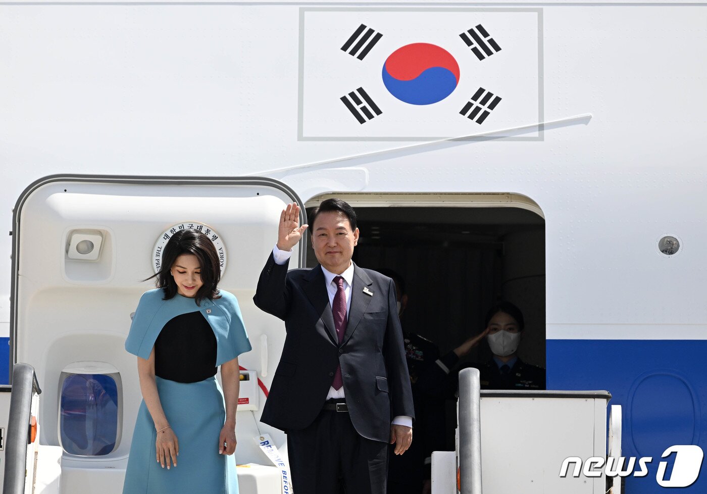 본문 이미지 - 윤석열 대통령과 김건희 여사가 30일 오후(현지시간) 3박5일 동안 스페인 마드리드에서 열린 나토(NATO 북대서양조약기구) 정상회의 첫 순방을 마치고 바라하스 국제공항에서 공군1호기에 탑승해 손을 들어 인사하고 있다. (대통령실사진기자단) 2022.6.30/뉴스1 ⓒ News1 오대일 기자