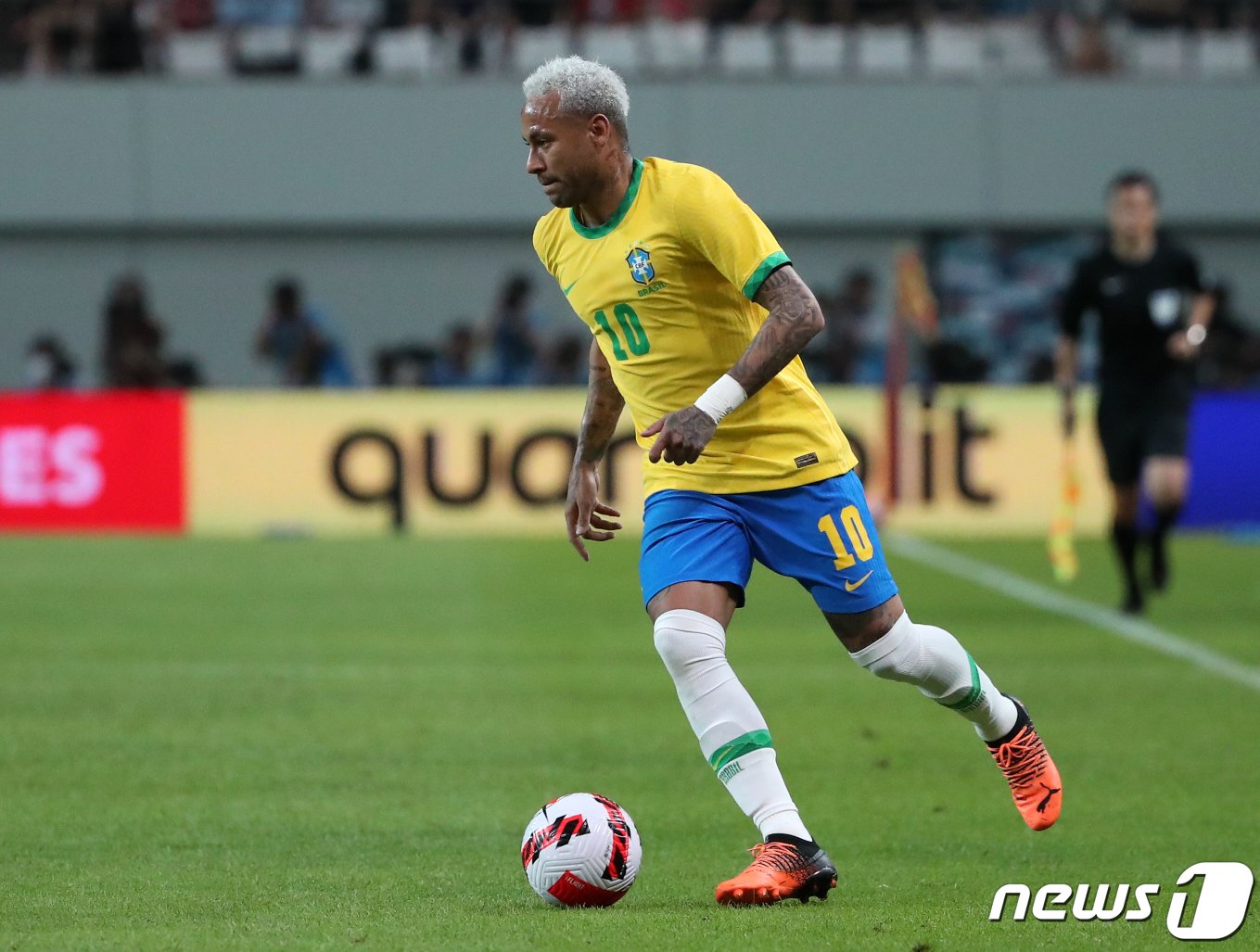 본문 이미지 - 2일 서울월드컵경기장에서 열린 2002 한일월드컵 20주년 기념 평가전 대한민국과 브라질의 경기, 브라질 대표팀 네이마르. 2022.6.2/뉴스1 ⓒ News1 김진환 기자
