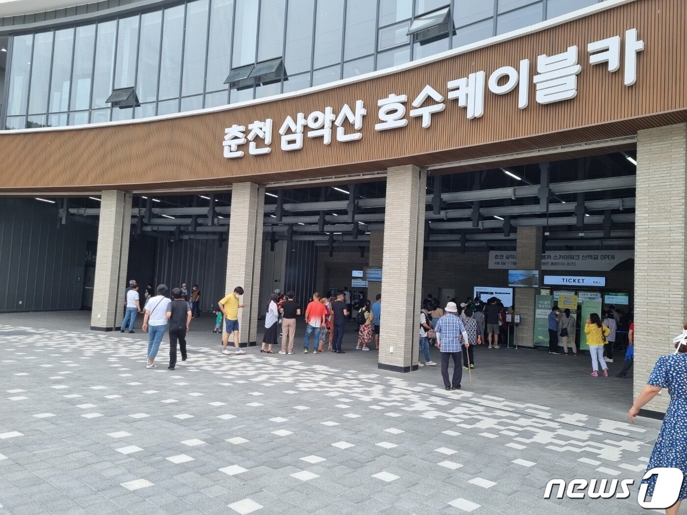 본문 이미지 - 주말인 4일 강원 춘천 삼악산케이블카 매표소 앞에 탑승권을 발매하려는 가족단위 관광객으로 가득하다. 2022.6.4/뉴스1 윤왕근 기자