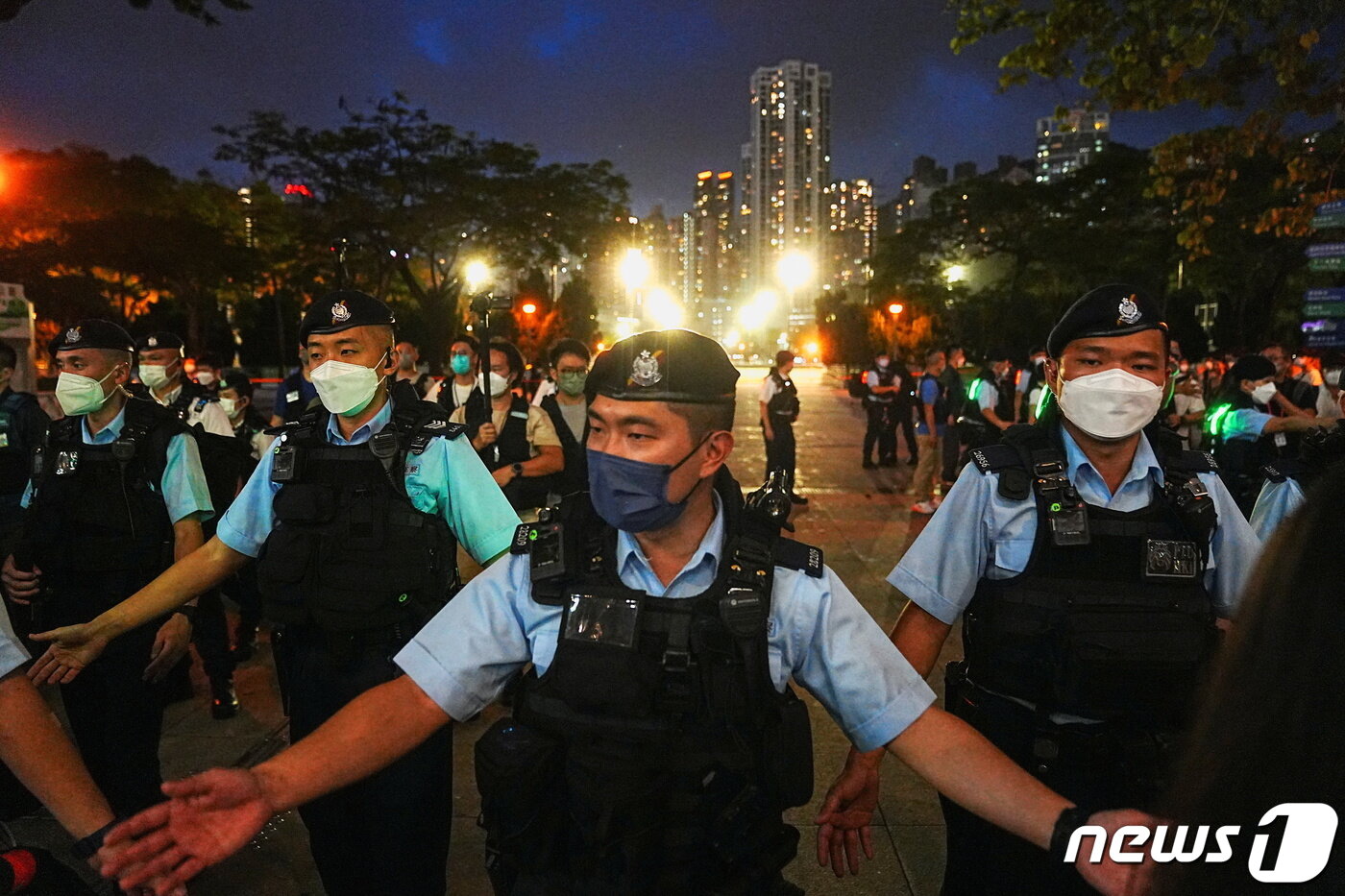 본문 이미지 - 천안문 추념집회를 원천봉쇄하기 위해 빅토리아파크를 봉쇄하고 있는 홍콩 경찰 ⓒ 로이터=뉴스1 ⓒ News1 박형기 기자