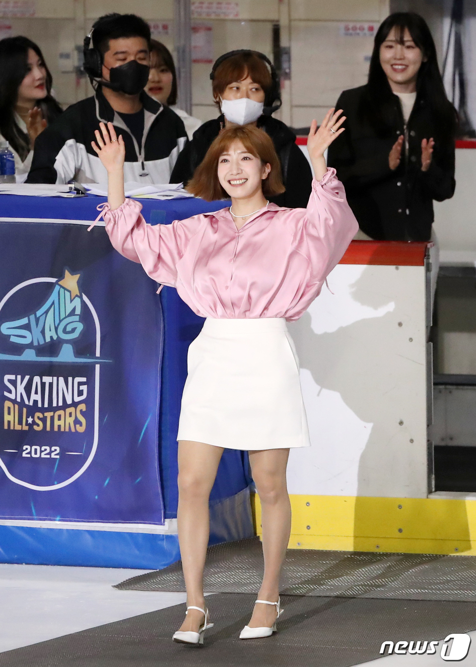 (서울=뉴스1) 김진환 기자 = 5일 서울 양천구 목동아이스링크에서 열린 '스케이팅 올스타 2022' 팬미팅에서 쇼트트랙 노아름이 입장하고 있다.국내 최초로 열리는 이번 '스케이팅 …