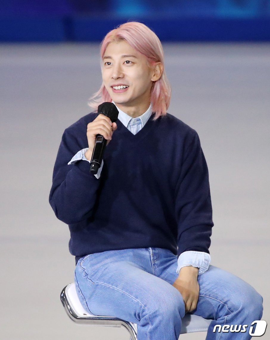 본문 이미지 - 2022년 6월 5일 서울 양천구 목동아이스링크에서 열린 '스케이팅 올스타 2022' 팬미팅에서 쇼트트랙 곽윤기가 인사말을 하고 있다.  2022.6.5/뉴스1 ⓒ News1 김진환 기자