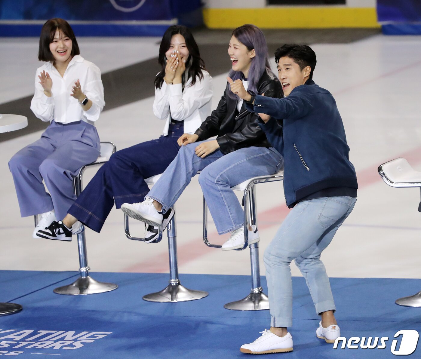 본문 이미지 - 5일 서울 양천구 목동아이스링크에서 열린 '스케이팅 올스타 2022' 팬미팅에서 스피드 스케이팅 엄천호가 노래를 부르고 있다. 2022.6.5/뉴스1 ⓒ News1 김진환 기자