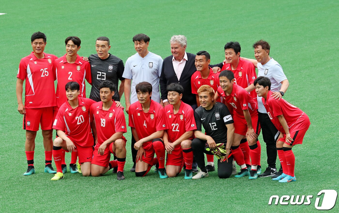 본문 이미지 - 5일 서울 마포구 서울월드컵경기장 보조구장에서 열린 2022 FIFA 한일월드컵 20주년 기념 '2002 월드컵 레전드 올스타전'에서 2002 한일월드컵 멤버들이 경기 시작 전 기념사진 촬영을 하고 있다. 2022.6.5/뉴스1 ⓒ News1 이성철 기자