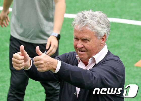 5일 서울 마포구 서울월드컵경기장 보조구장에서 열린 2022 FIFA 한일월드컵 20주년 기념 '2002 월드컵 레전드 올스타전'에서 히딩크 전 감독이 관중들에게 엄지를 치켜 세우고 있다. 2022.6.5/뉴스1 © News1 이성철 기자
