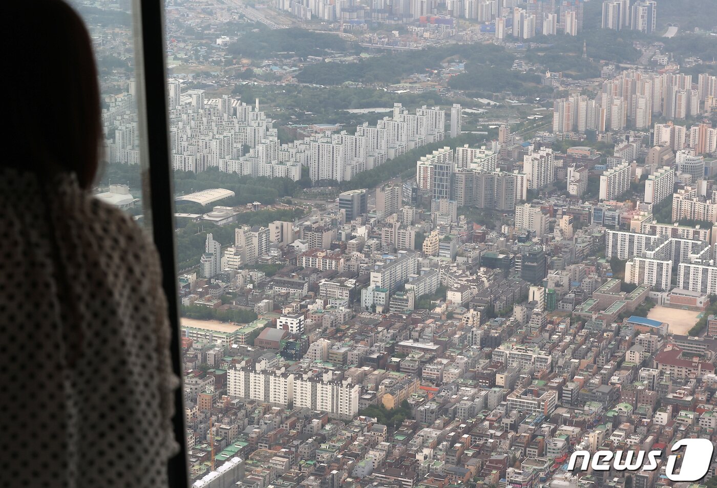 본문 이미지 -  서울 송파구 롯데월드타워 전망대 서울스카이에서 바라본 서울 시내 다세대·연립주택의 모습.  ⓒ 뉴스1 조태형 기자