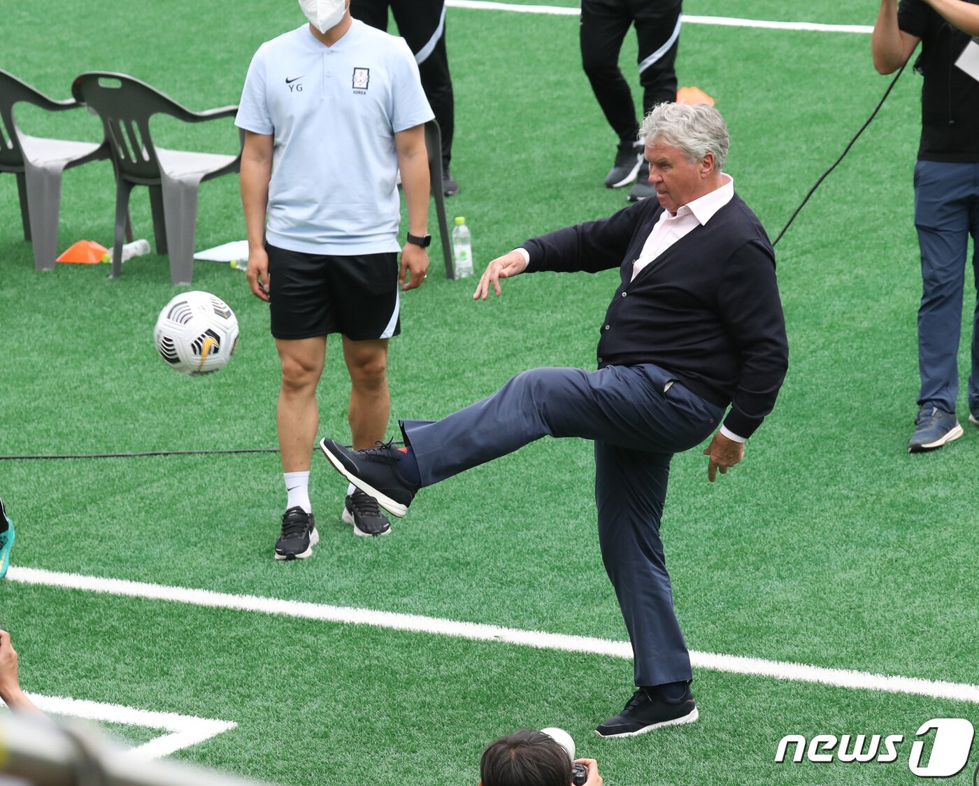 본문 이미지 - 5일 서울 마포구 서울월드컵경기장 보조구장에서 열린 2022 FIFA 한일월드컵 20주년 기념 '2002 월드컵 레전드 올스타전'에서 히딩크 전 감독이 관중들에게 축구공을 선물하고 있다. 2022.6.5/뉴스1 ⓒ News1 이성철 기자