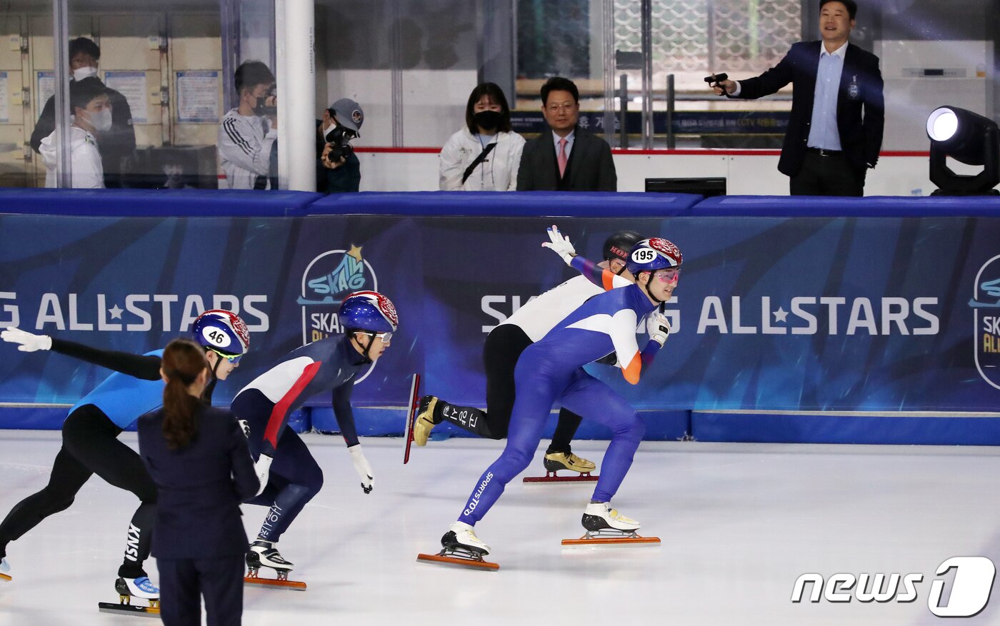 본문 이미지 - 5일 서울 양천구 목동아이스링크에서 열린 '스케이팅 올스타 2022' 남자 쇼트트랙 곽윤기, 박지원, 박장혁, 이준서가 레이스를 펼치고 있다. 링크 바깥으로 한문철 변호사와 사격선수 진종오가 자리하고 있다. 2022.6.5/뉴스1 ⓒ News1 김진환 기자