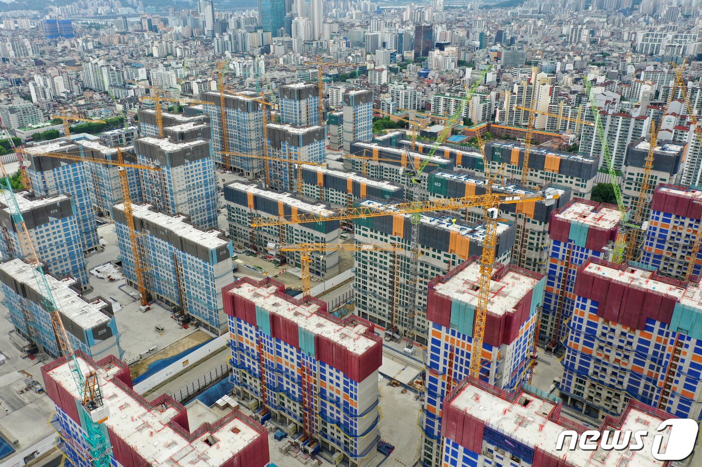본문 이미지 - <자료 사진> 지난해 공사가 중단된 채 한산한 서울 강동구 둔촌주공 재건축 단지 모습. 2022.6.5/뉴스1 ⓒ News1 조태형 기자
