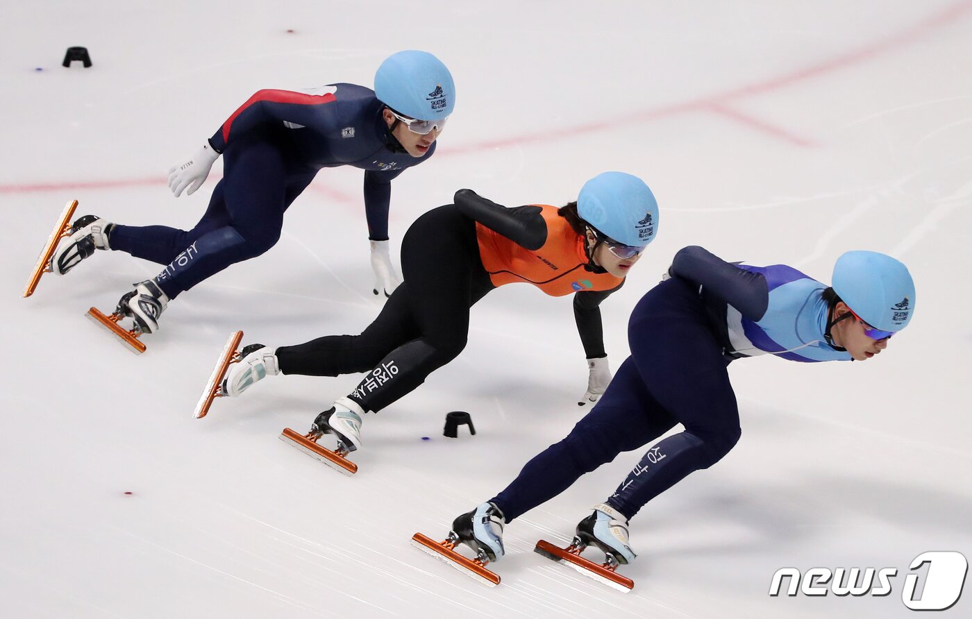 본문 이미지 - 5일 서울 양천구 목동아이스링크에서 열린 '스케이팅 올스타 2022' 박지원 등 선수들이 1500ｍ 꼬리잡기 이벤트 레이스를 펼치고 있다. 2022.6.5/뉴스1 ⓒ News1 김진환 기자