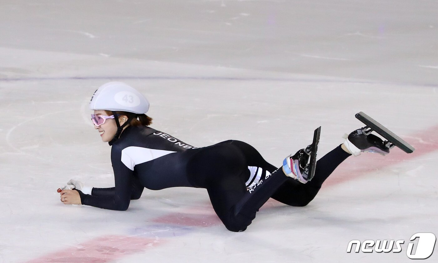 본문 이미지 - 5일 서울 양천구 목동아이스링크에서 열린 '스케이팅 올스타 2022' 노아름이 1500m 꼬리잡기 이벤트에서 댄스를 추고 있다. 2022.6.5/뉴스1 ⓒ News1 김진환 기자