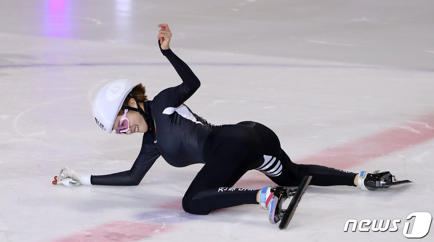 (서울=뉴스1) 김진환 기자 = 5일 서울 양천구 목동아이스링크에서 열린 '스케이팅 올스타 2022' 노아름이 1500m 꼬리잡기 이벤트에서 댄스를 추고 있다. 국내 최초로 열리는 …
