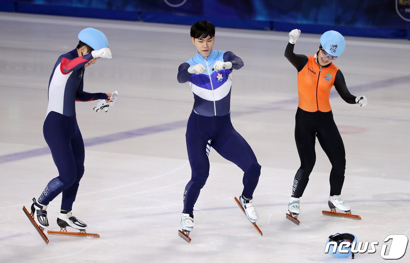 본문 이미지 - 5일 서울 양천구 목동아이스링크에서 열린 '스케이팅 올스타 2022' 박지원(왼쪽부터), 김민석, 박지윤이 1500m 꼬리잡기 이벤트에서 댄스를 추고 있다. 2022.6.5/뉴스1 ⓒ News1 김진환 기자