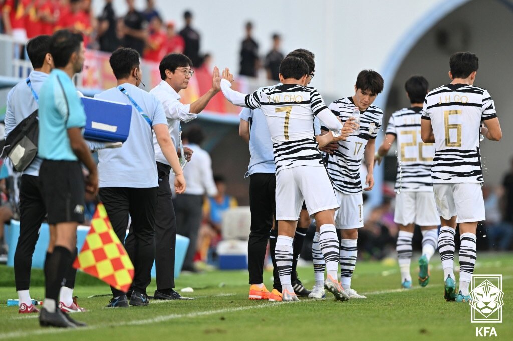 본문 이미지 - U-23 대표팀 조영욱이 5일(이하 한국시간) 우즈베키스탄 타슈켄트의 로코모티프 스타디움에서 열린 베트남과의 2022 U-23 아시아축구연맹(AFC) 아시안컵 C조 조별리그 2차전에서 선취골을 넣은 뒤 황선홍 감독과 하이파이브를 나누고 있다. (대한축구협회 제공) 2022.6.6/뉴스1