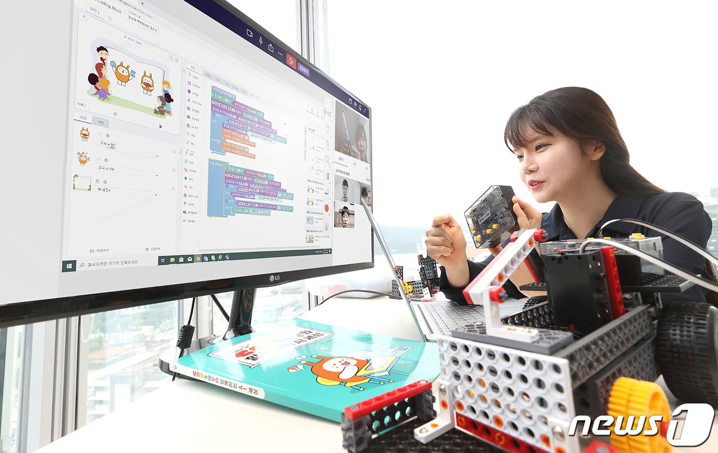 본문 이미지 - KT&#40;대표이사 구현모&#41;가 서울시교육청과 함께 6월부터 랜선야학 프로그램에 기존의 교과목 외 AI 코딩 수업을 추가로 신설해 대한민국 청소년들의 디지털 학습 역량 격차 해소에 적극 나선다. 랜선야학은 KT와 서울시교육청이 청소년들의 기초학력 격차를 줄이기 위해 공동으로 시작한 비대면 학습 멘토링 프로그램이다. &#40;KT 제공&#41;2022.6.6/뉴스1