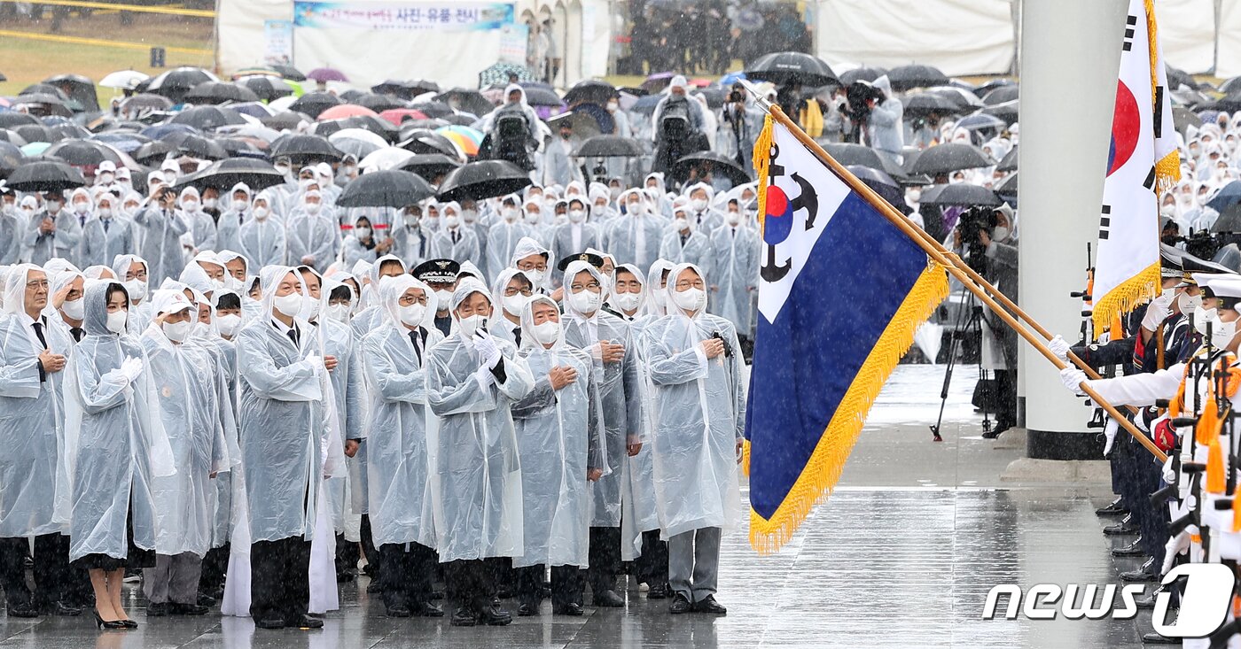 본문 이미지 - 윤석열 대통령과 부인 김건희 여사가 6일 서울 동작구 국립서울현충원에서 열린 제67회 현충일 추념식에서 현충탑으로 이동하며 국기에 대한 경례를 하고 있다. (대통령실사진기자단) 2022.6.6/뉴스1 ⓒ News1 오대일 기자