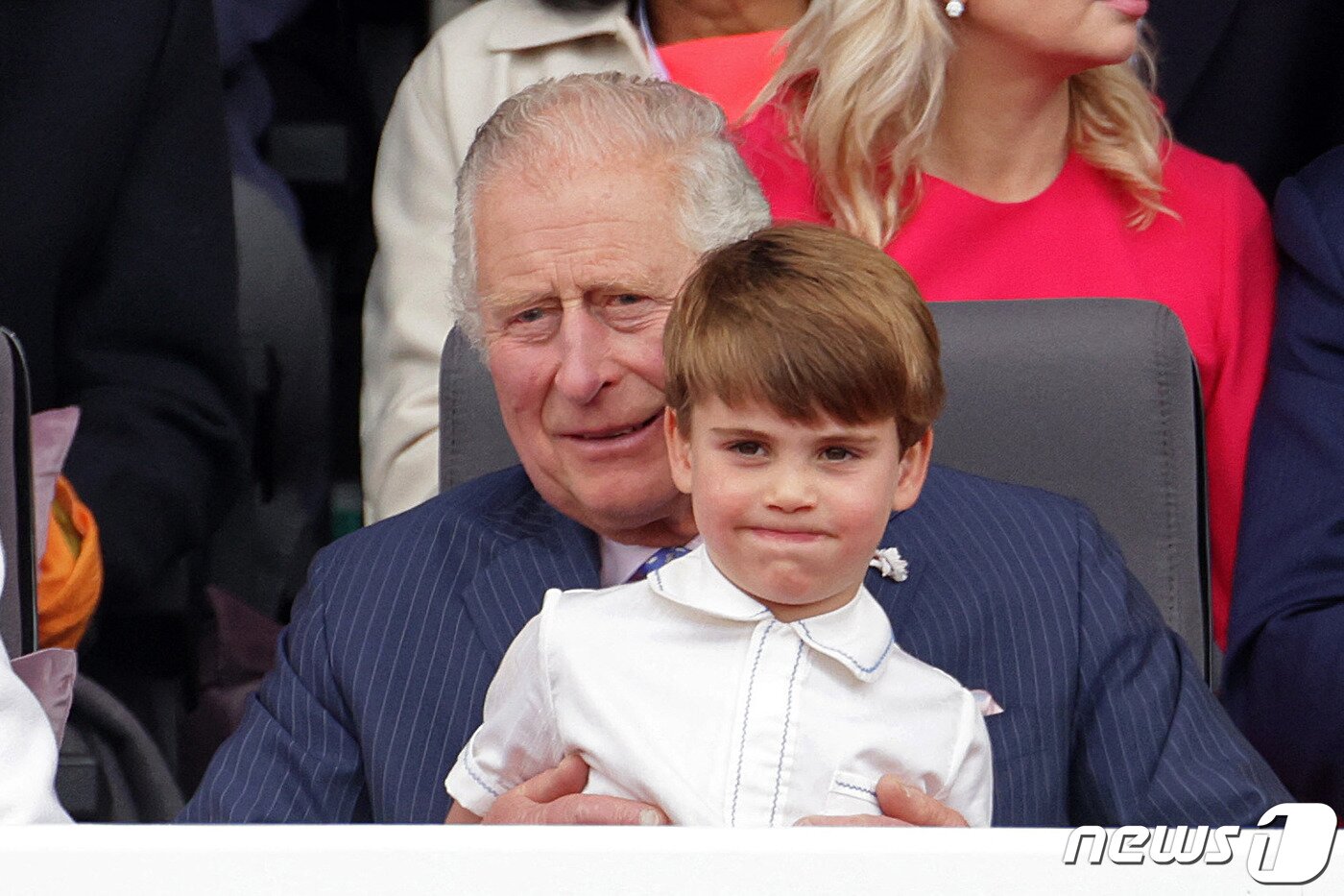 본문 이미지 - 찰스 왕세자 무릎에 앉은 루이 왕자 ⓒ AFP=뉴스1