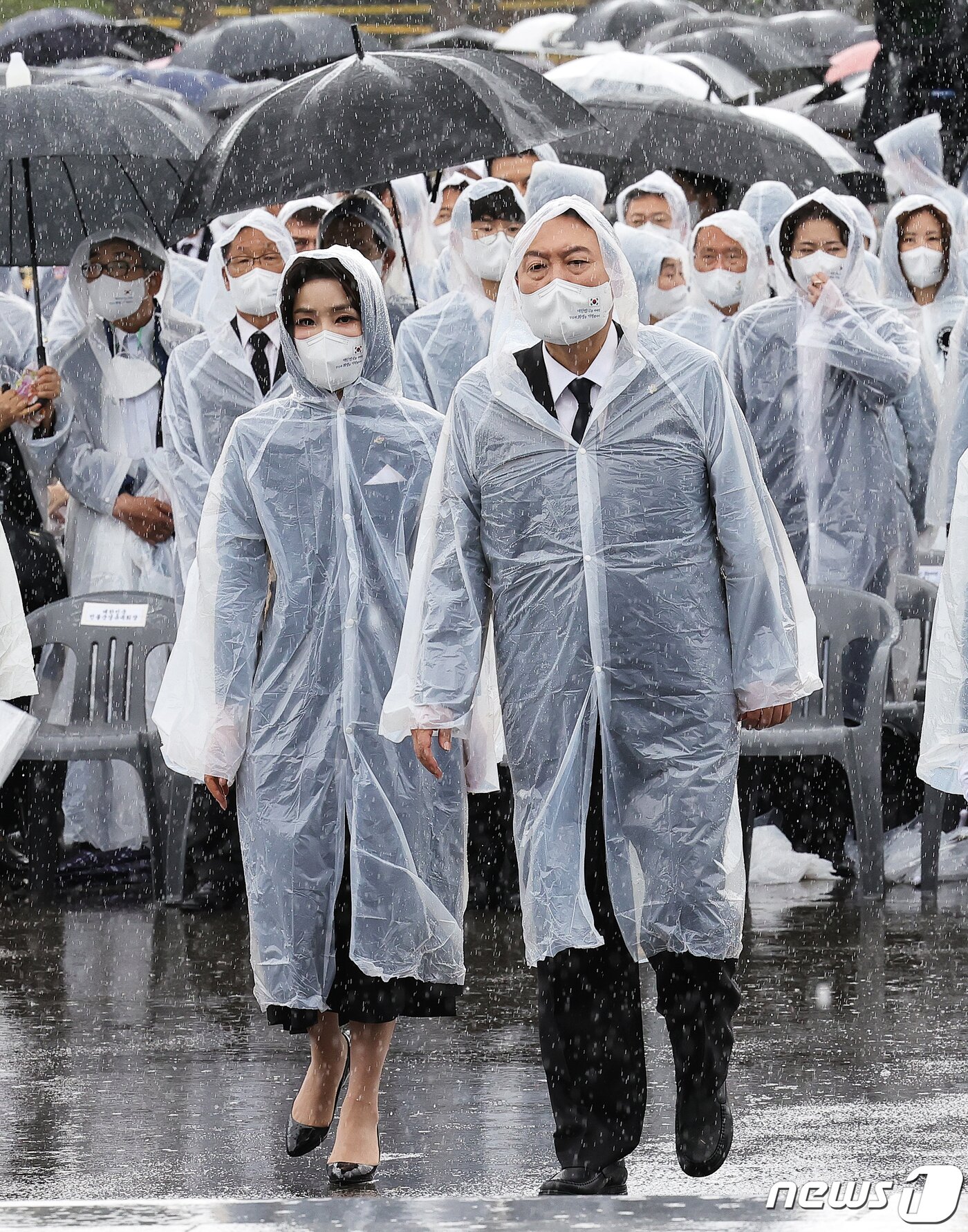 본문 이미지 - 윤석열 대통령과 부인 김건희 여사가 6일 서울 동작구 국립서울현충원에서 열린 제67회 현충일 추념식에서 현충탑으로 이동하고 있다. (대통령실사진기자단) 2022.6.6/뉴스1 ⓒ News1 오대일 기자