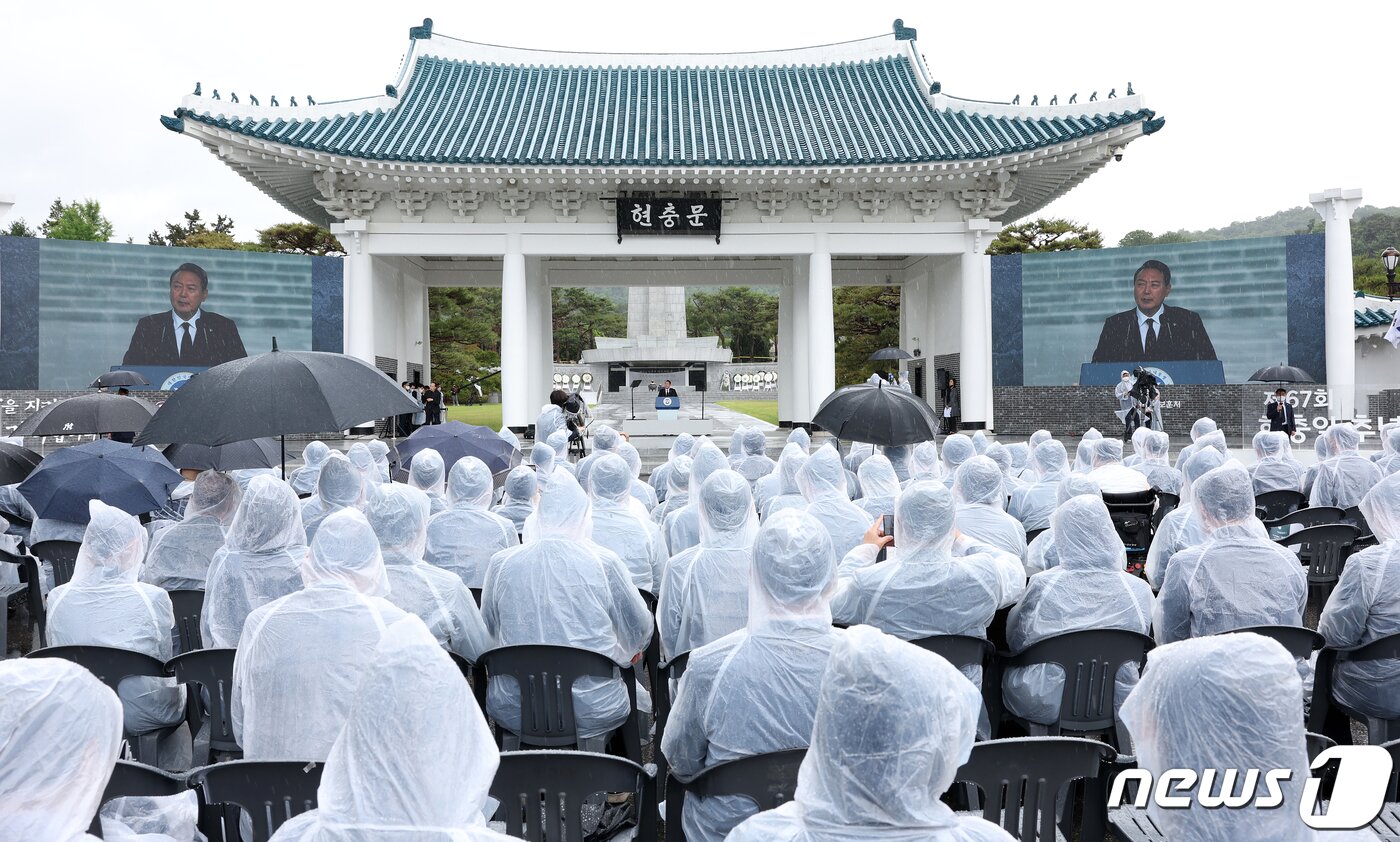 본문 이미지 - 윤석열 대통령이 6일 서울 동작구 국립서울현충원에서 열린 제67회 현충일 추념식에서 추념사를 하고 있다. (대통령실사진기자단) 2022.6.6/뉴스1 ⓒ News1 오대일 기자