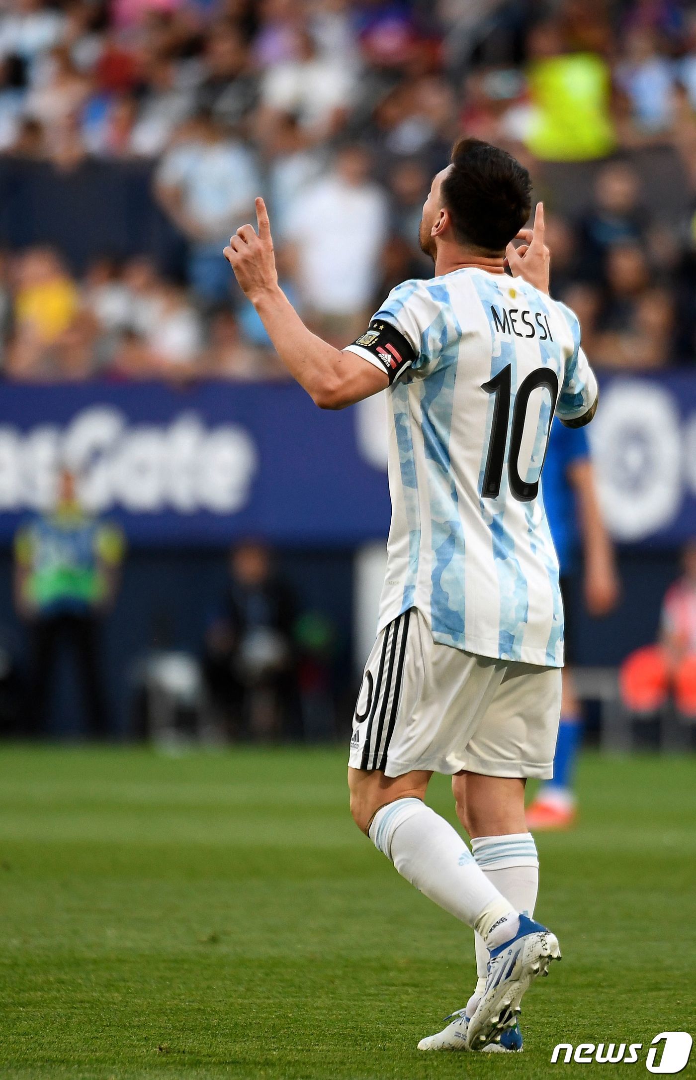 (팜플로나 AFP=뉴스1) 우동명 기자 = 리오넬 메시가 5일(현지시간) 스페인 나바라 팜플로나의 에스타디오 엘 사다르에서 생애 처음으로 A매치 5골을 터트린 에스토니아와의 친선경 …