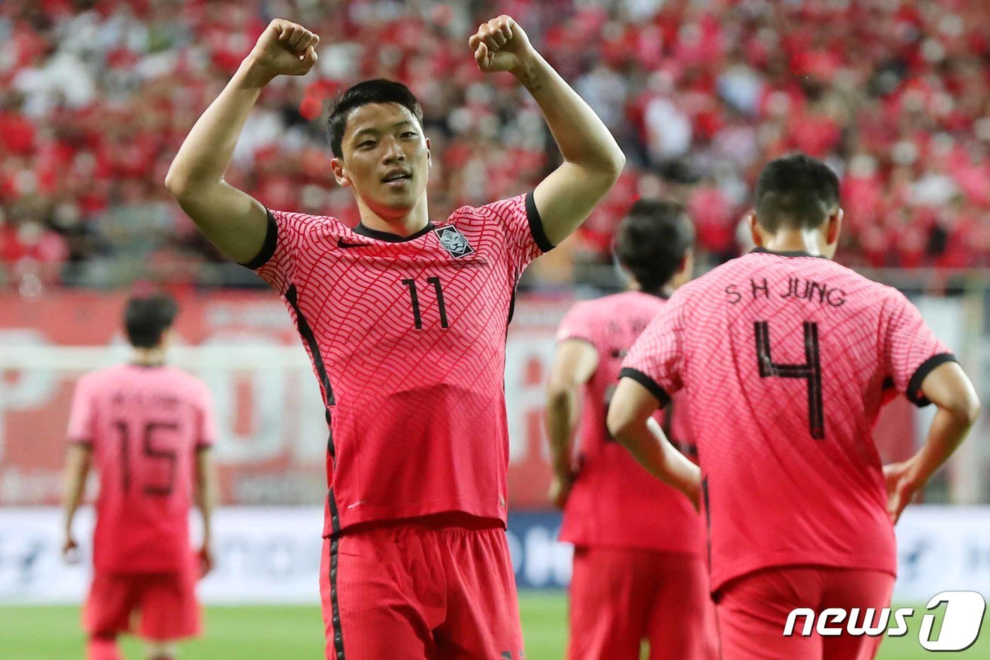 본문 이미지 - 6일 오후 대전 유성구 대전월드컵경기장에서 열린 대한민국과 칠레의 평가전에서 전반전 대한민국 황희찬이 첫 골을 성공시킨 뒤 팬들을 향해 세리머니를 하고 있다. 2022.6.6/뉴스1 ⓒ News1 민경석 기자