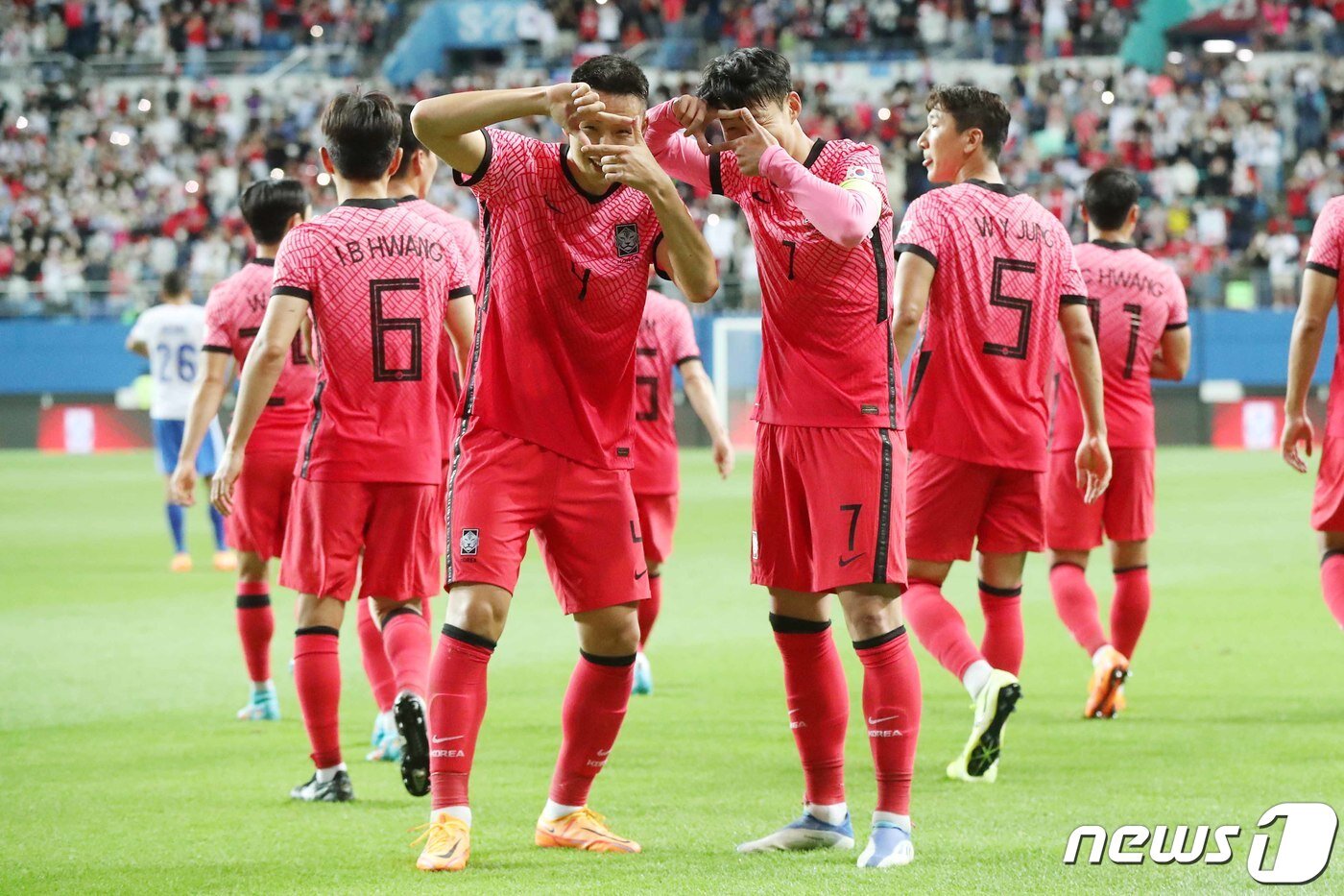 본문 이미지 - 6일 오후 대전 유성구 대전월드컵경기장에서 열린 대한민국과 칠레의 평가전에서 후반전 대한민국 손흥민이 득점에 성공한 뒤 정승현과 함께 기쁨의 세리머니를 하고 있다. 2022.6.6/뉴스1 ⓒ News1 민경석 기자