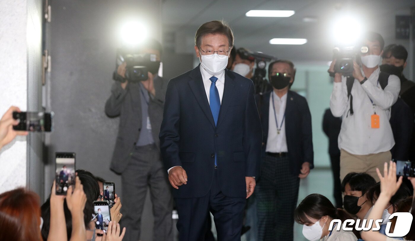 본문 이미지 - 이재명 더불어민주당 국회의원이 7일 오전 서울 여의도 국회 의원회관 내 의원실로 첫 등원을 하고 있다. (공동취재) 2022.6.7/뉴스1 ⓒ News1 이재명 기자