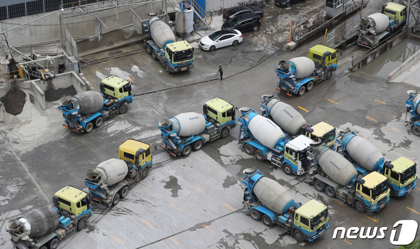 본문 이미지 -  경기 안양시의 한 레미콘 공장에 레미콘 차량들이 분주하게 움직이고 있다. 2022.6.7 ⓒ 뉴스1 김영운 기자