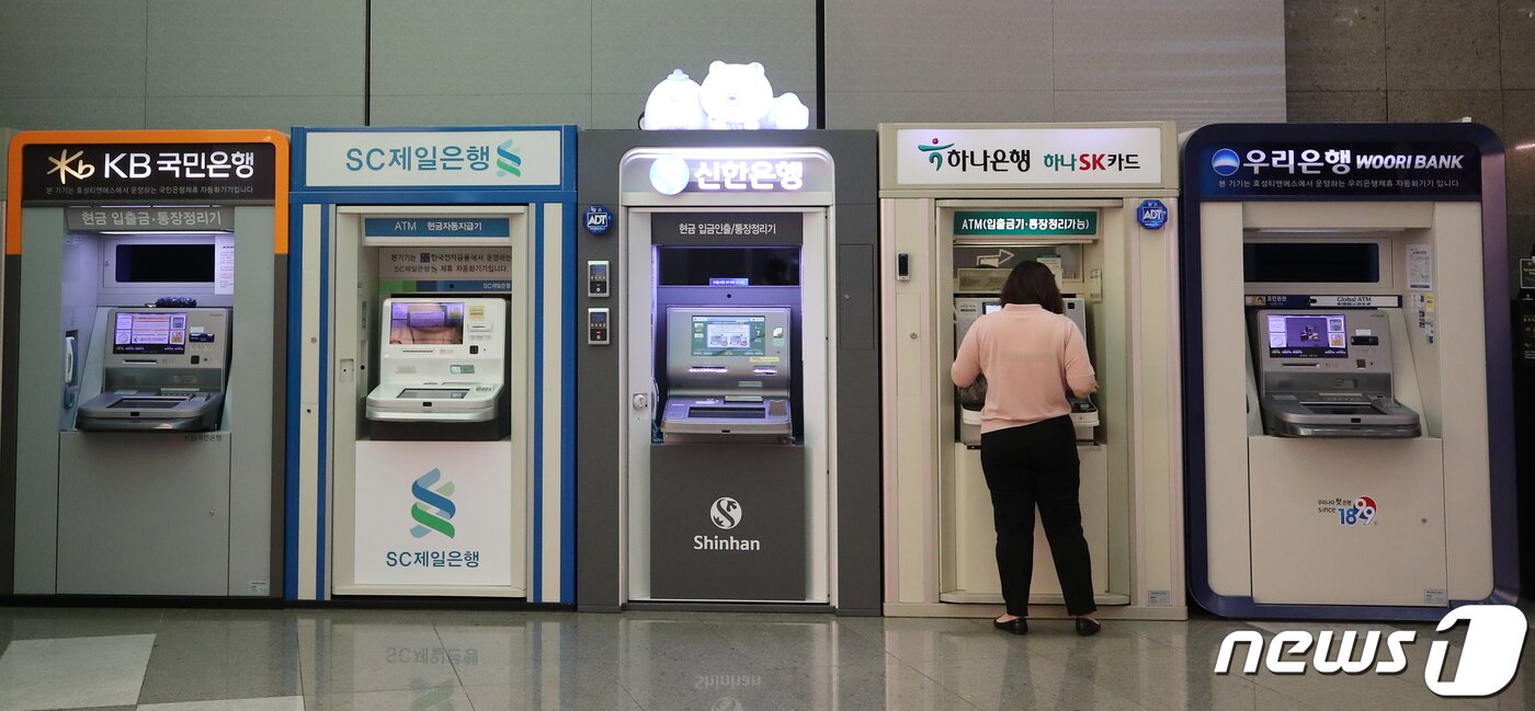 본문 이미지 - 서울 시내 한 건물에 설치된 은행의 현금인출기. 2022.6.7/뉴스1 ⓒ News1 김진환 기자